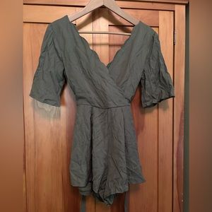Mi Ami (Francesca’s) Green Scalloped Romper